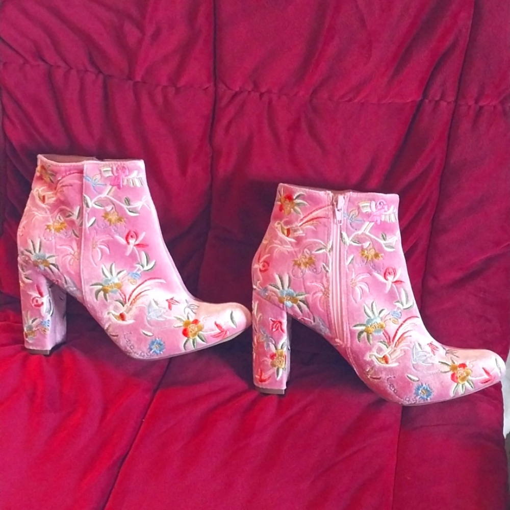 Liliana dusty pink velvet bootie, size 8.5, never worn, 4in heel in original box